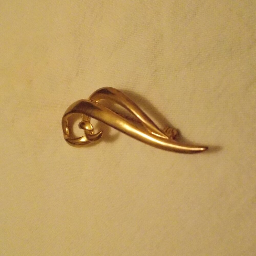 Vintage goldtone brooch